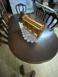 Mesa jantar oval extensível em mogno mais seis cadeiras em pele