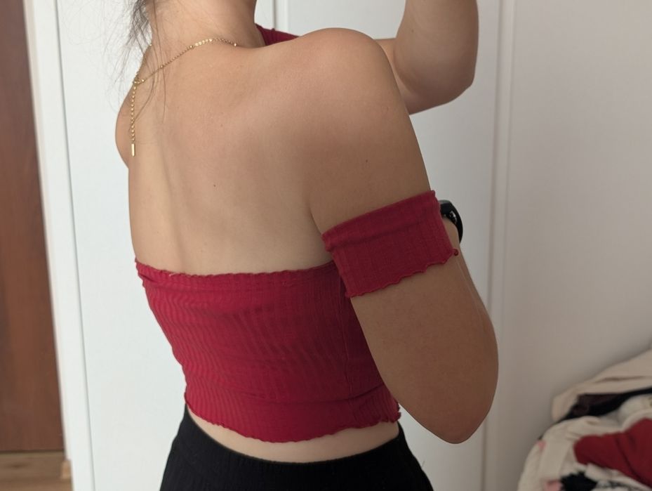 Czerwony crop top z kwadratowym dekoltem