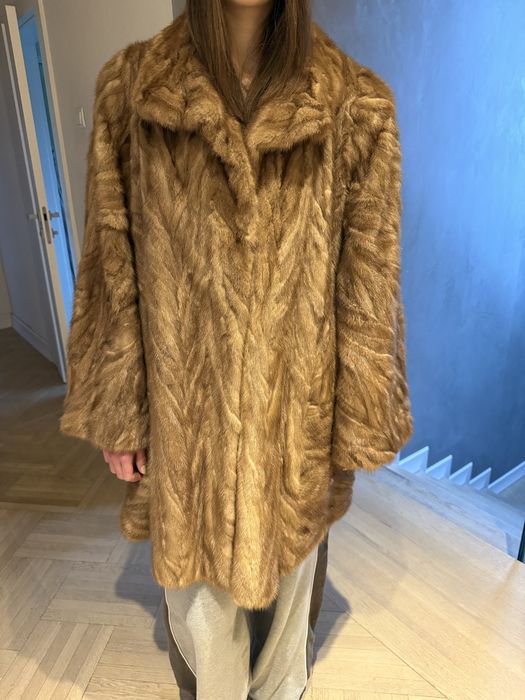 Karmelowe futerko z norek, z kołnierzem i kieszeniami