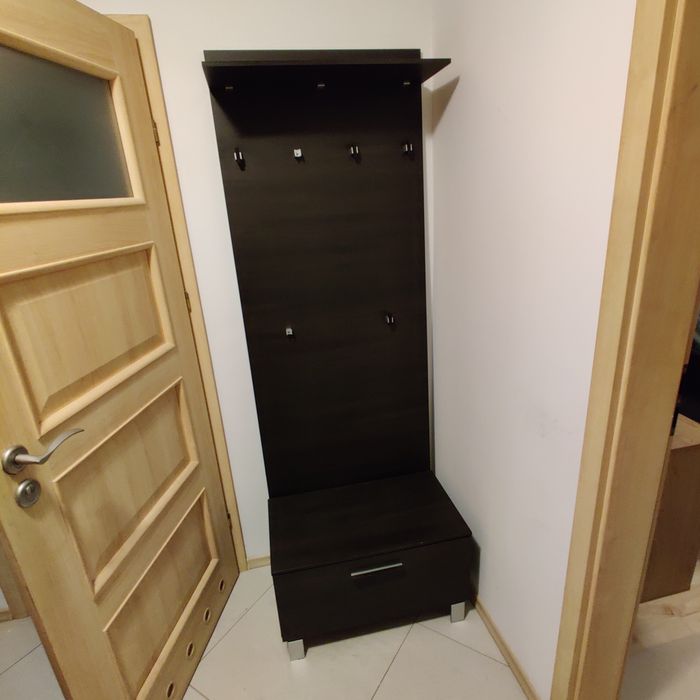 Wieszak z szafka i szafka na buty