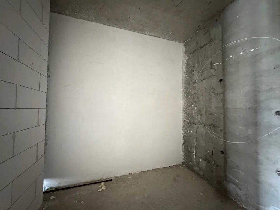 Простора однокімнатна з видом на річку