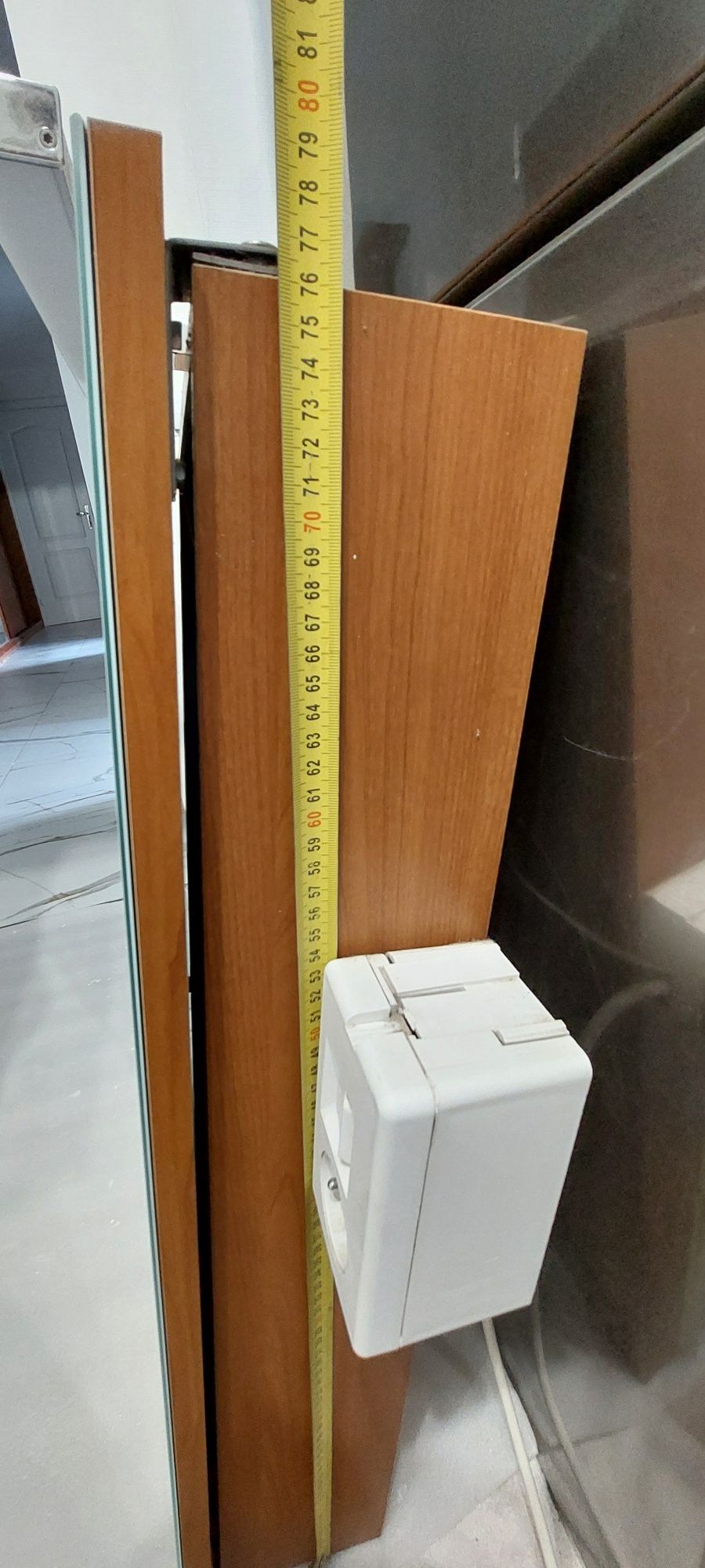 Szafka z lustrem i oświetleniem led
