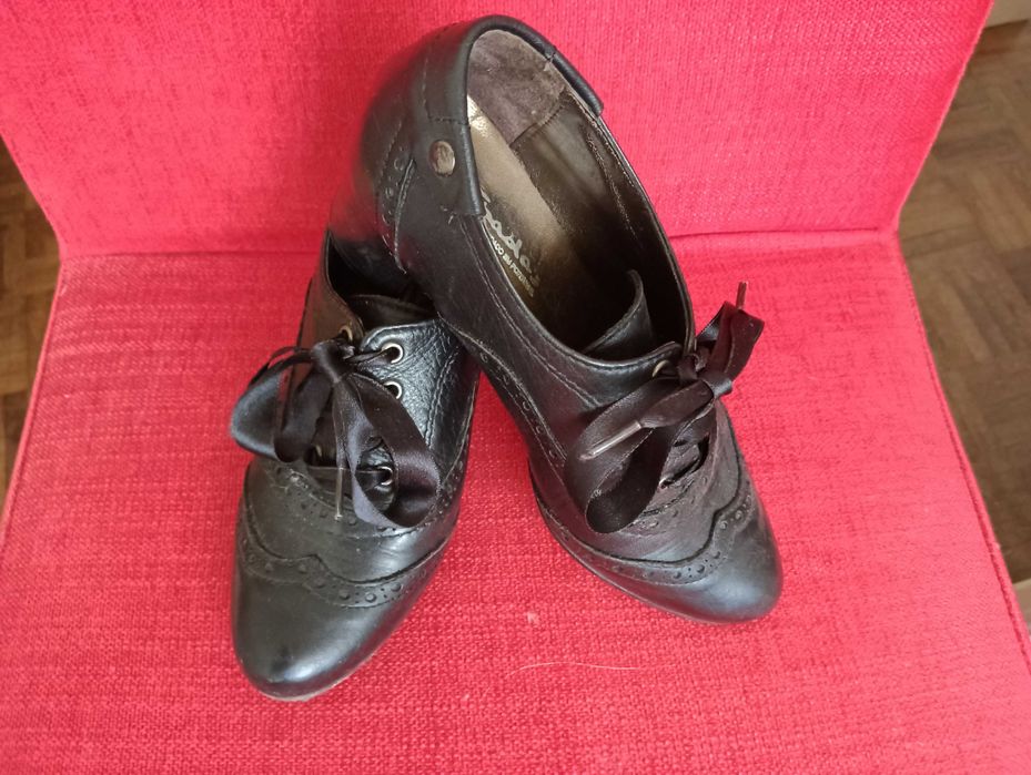 Sapato em pele preto Tapadas nº35 com fita de cetim