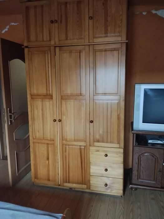 Sypialnia sosnowa. Łóżko.szafa .komody 2 szt. Szafki nocne.