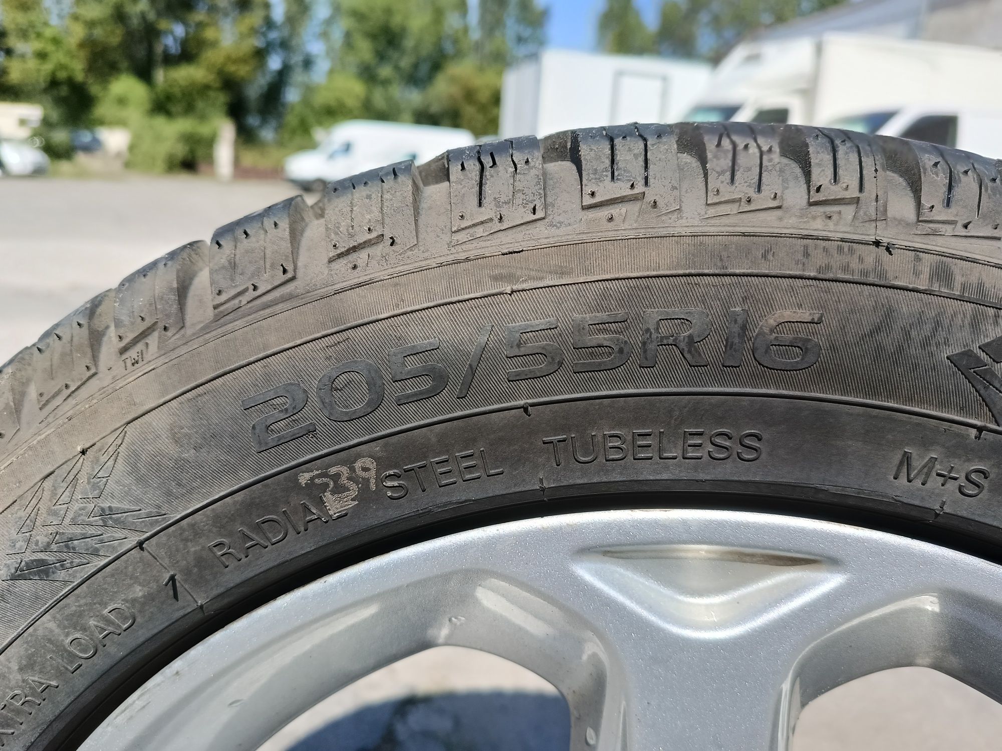 Sprzedam całe koła 5x108 prawie nowe opny