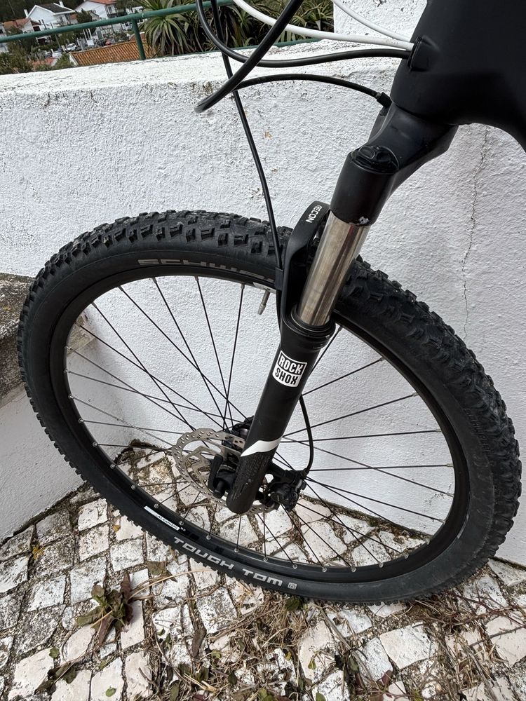 BTT marca CUBE em carbono roda 29