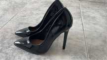Sapatos salto alto pretos em verniz