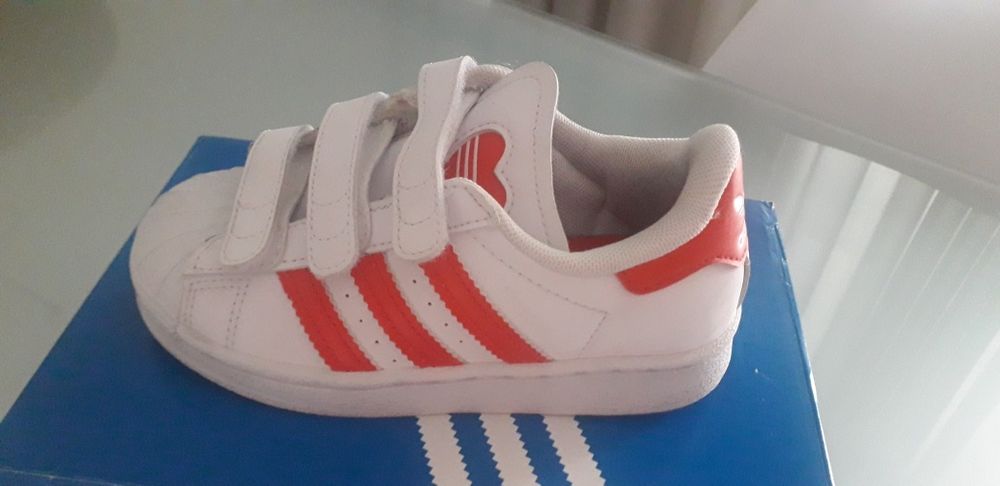 Tênis Adidas menina modelo super star, como novos.