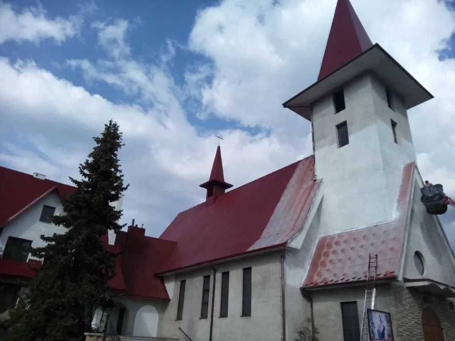 Malowanie dachów pokrytych dachówką, blachą, gontem. Prace dekarskie