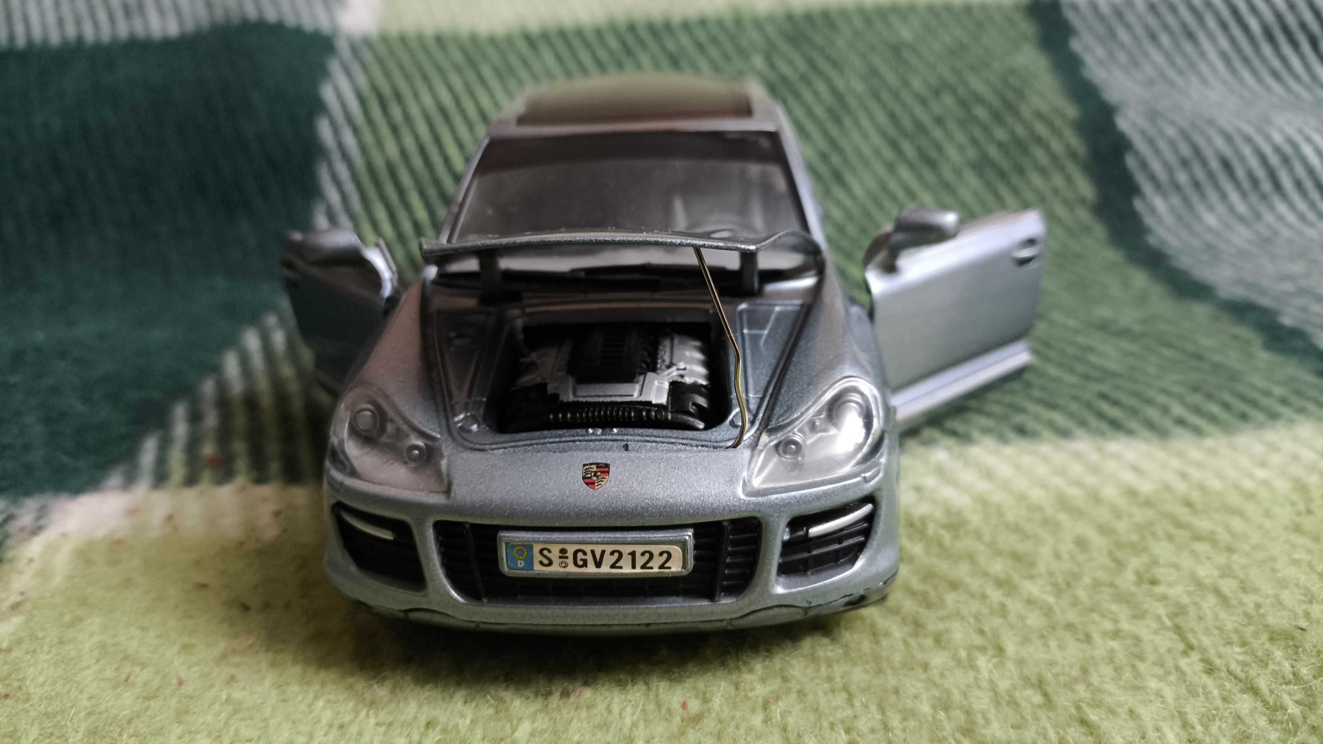 Машинка Porsche Cayenne Turbo 1.24 Motormax