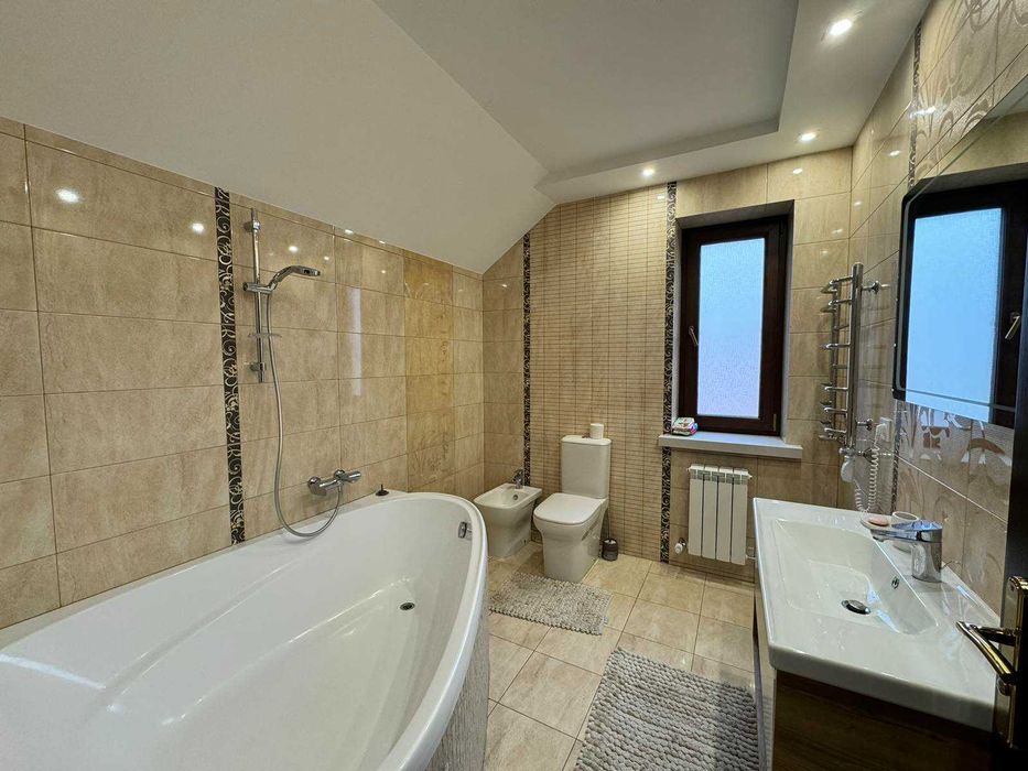 Будинок. Сокільники, вул.Успенська, 20 сот, гараж та гостьовий будинок