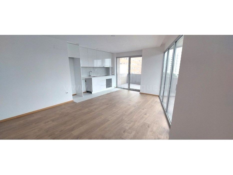 Apartamento T1 com varanda e lugar de garagem, Bessa