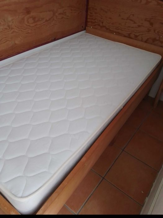 Cama + estrado + colchão + mesa de cabeceira
