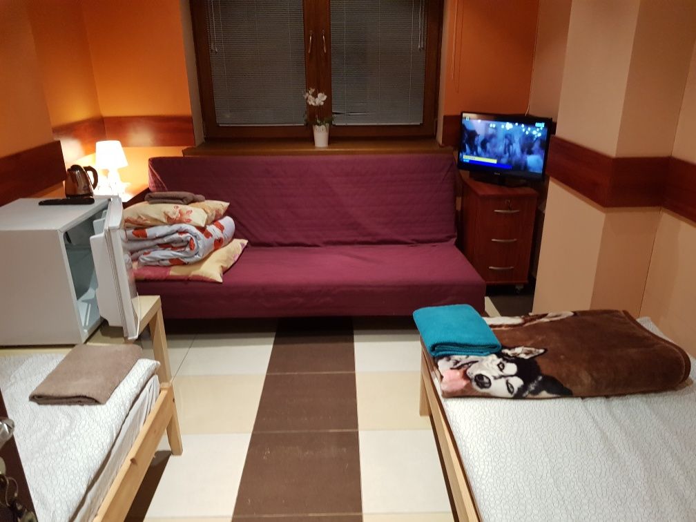 Pokój pokoje 1-5os Łazienka Hostel Siłownia Sauna Nocleg Rzgów Mandori