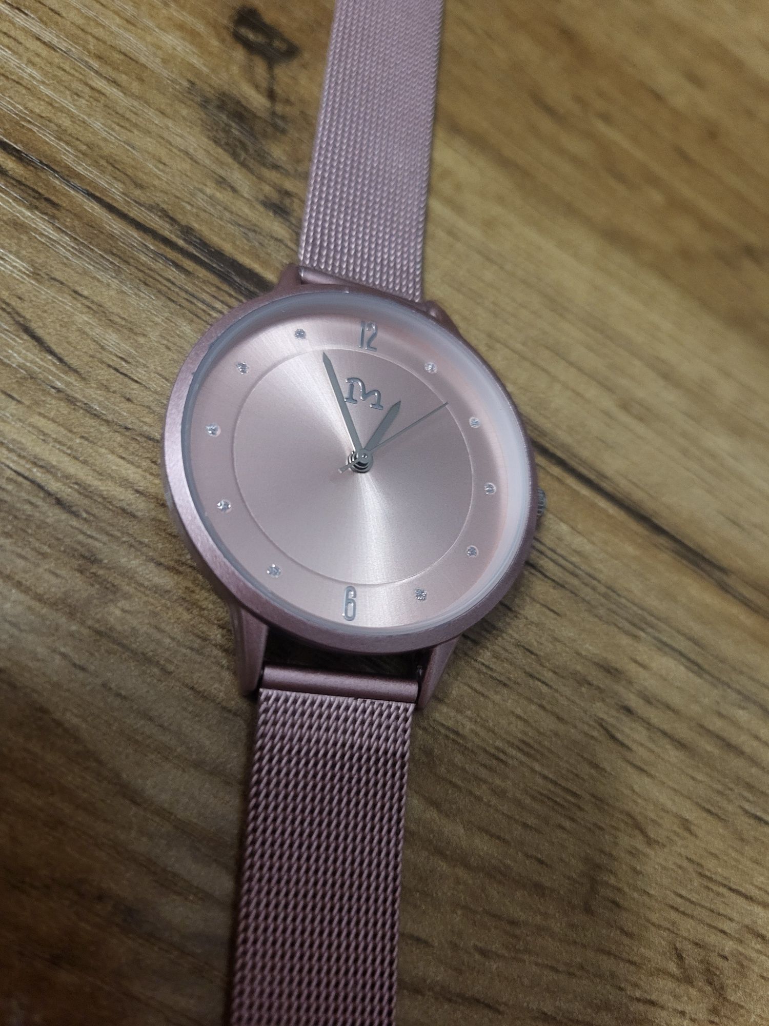 różowy metalowy zegarek z cyrkoniami