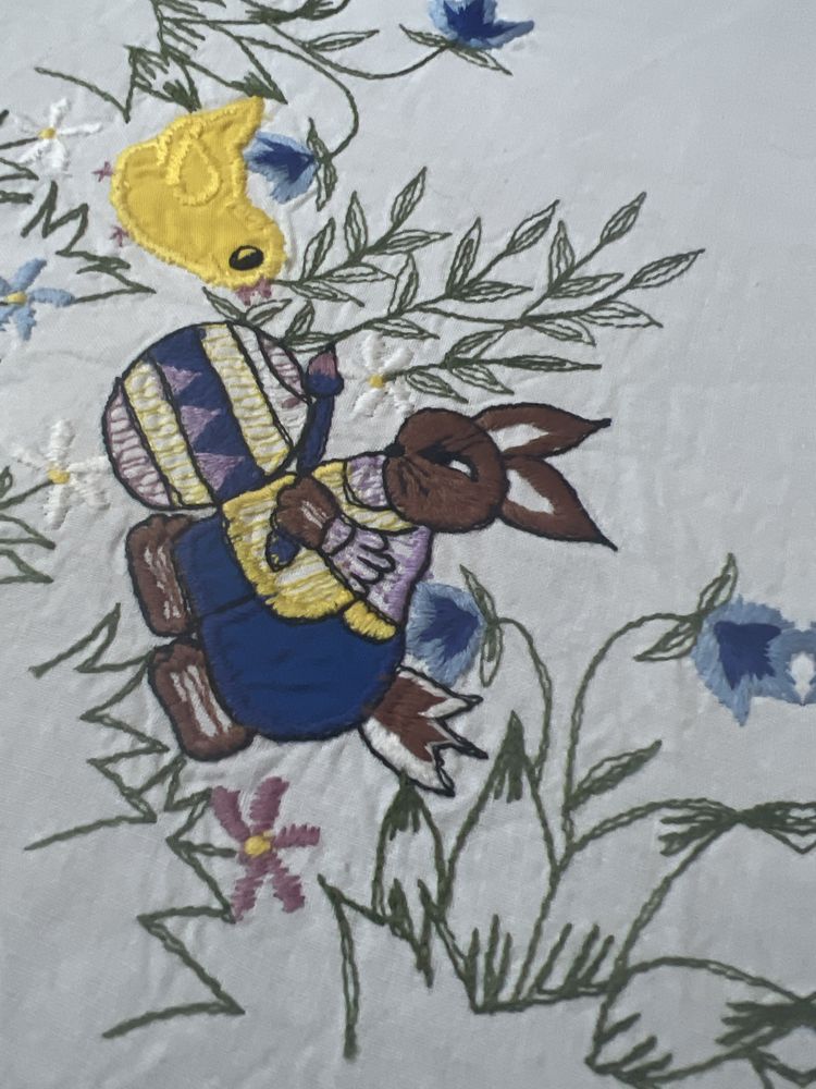 Obrus haftowany richelieu wzory  zajaczki do kolekcji