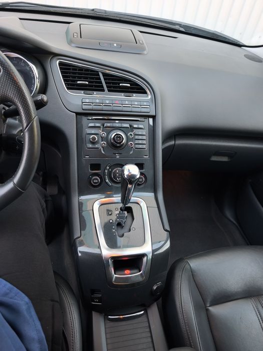 Продам Пежо 5008  2011г. после ДТП.