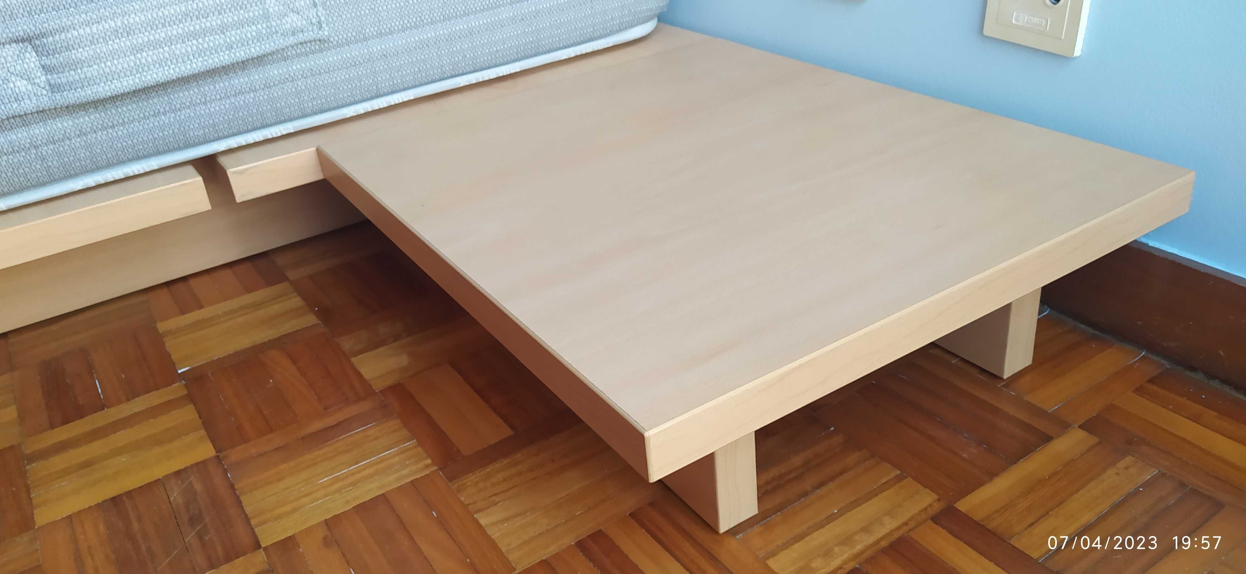 conjunto cama solteiro espaçosa com colchão e mesa de cabeceira