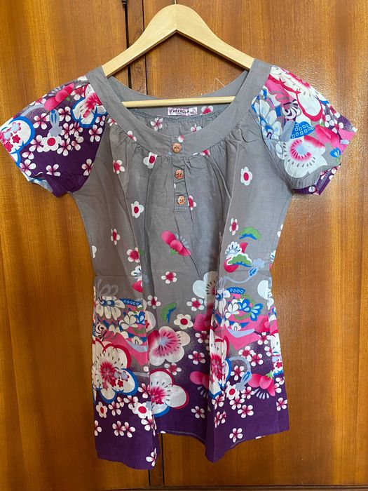 Blusa fluída com padrão floral