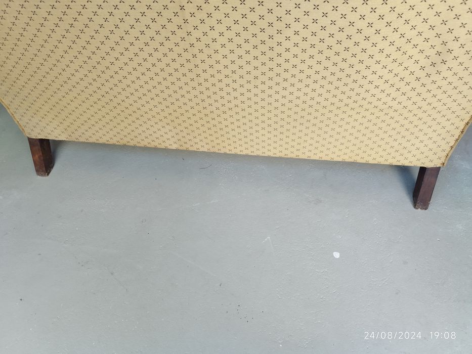 Sofá rústico, antigo,em muito bom estado. Braços e pés em boa madeira.