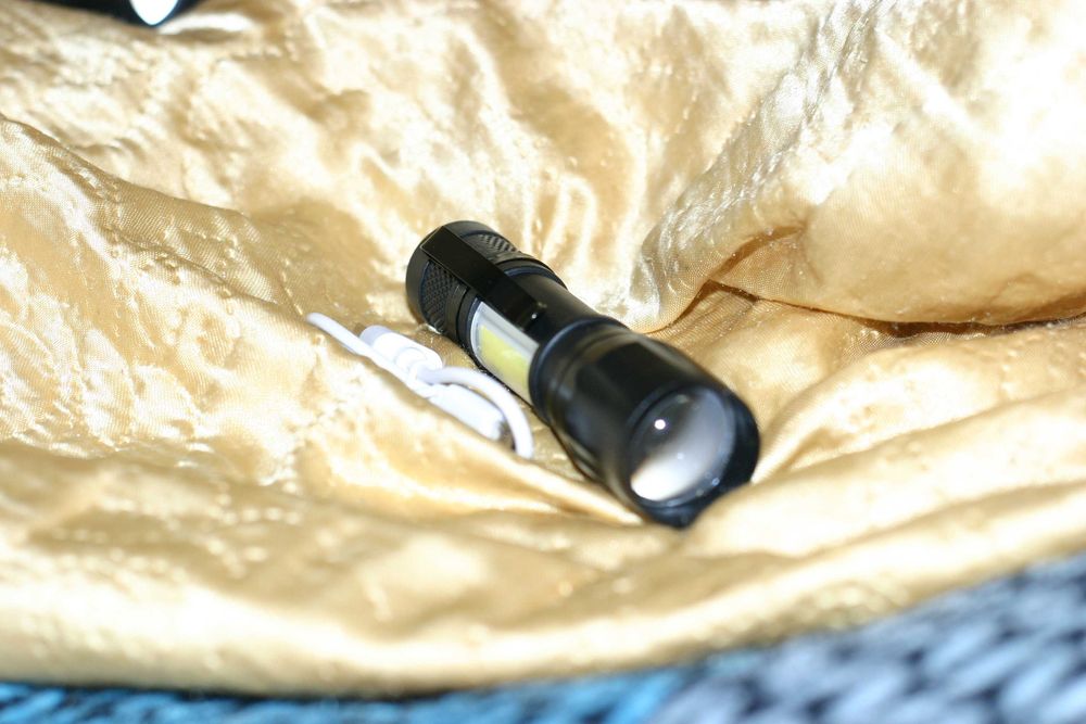 Подарок девушке карманный сверхяркий фонарик +фокусировка +аккумулятор