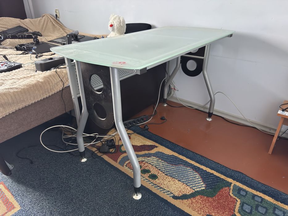 Скляний стіл, в гарному стані