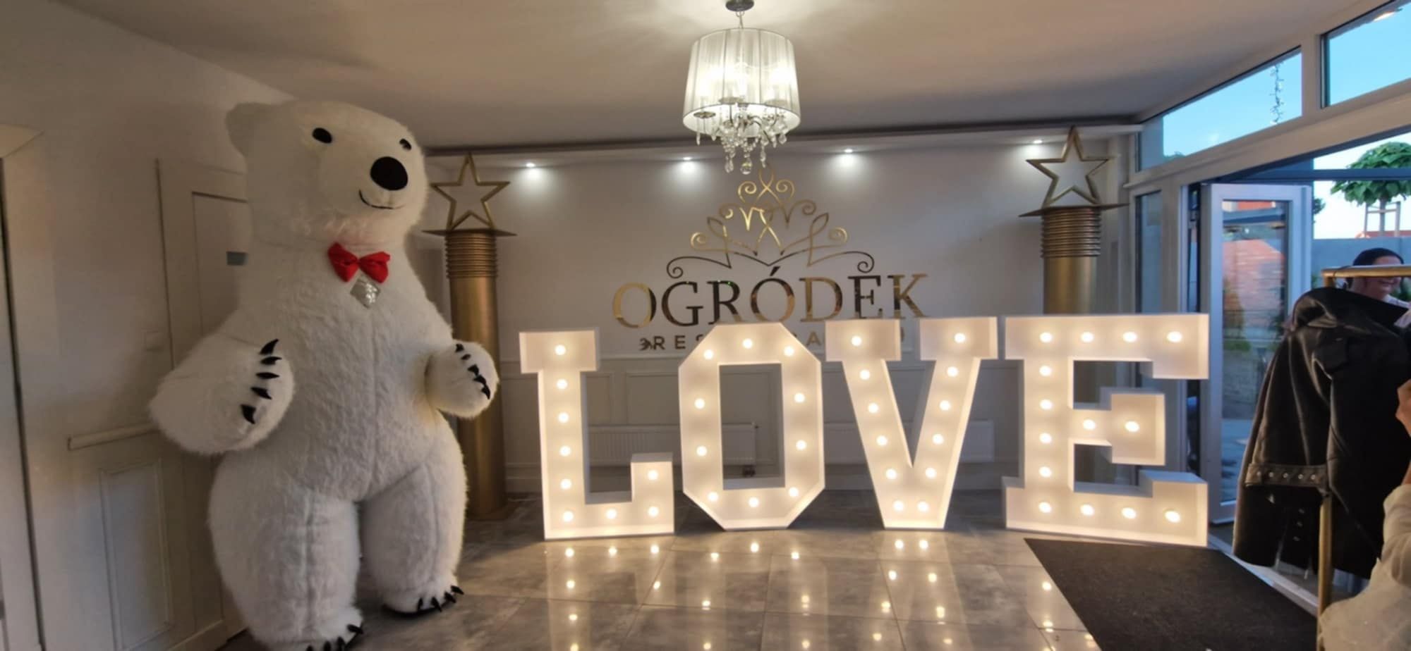 Wynajem dmuchancow dużego misia wielki  napis Love