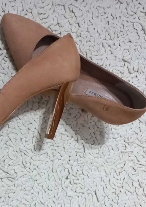 Sapatos salto alto creme com salto dourado