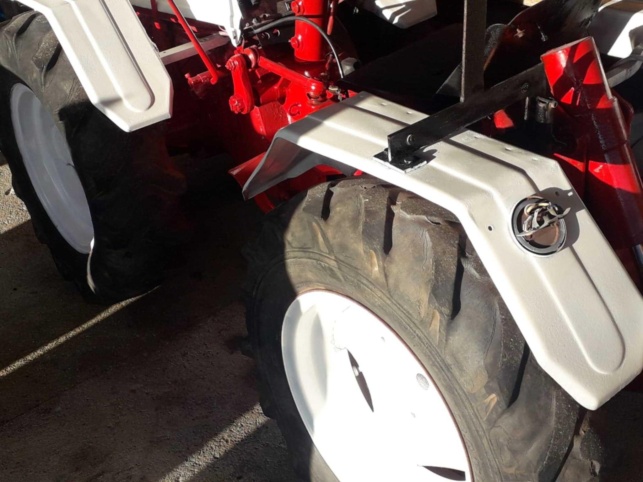 trator PASQUALI 956 603 em bom funcionamento 4x4 com alfaias