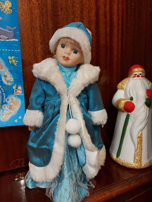 Дед мороз и снегурка под ёлку.