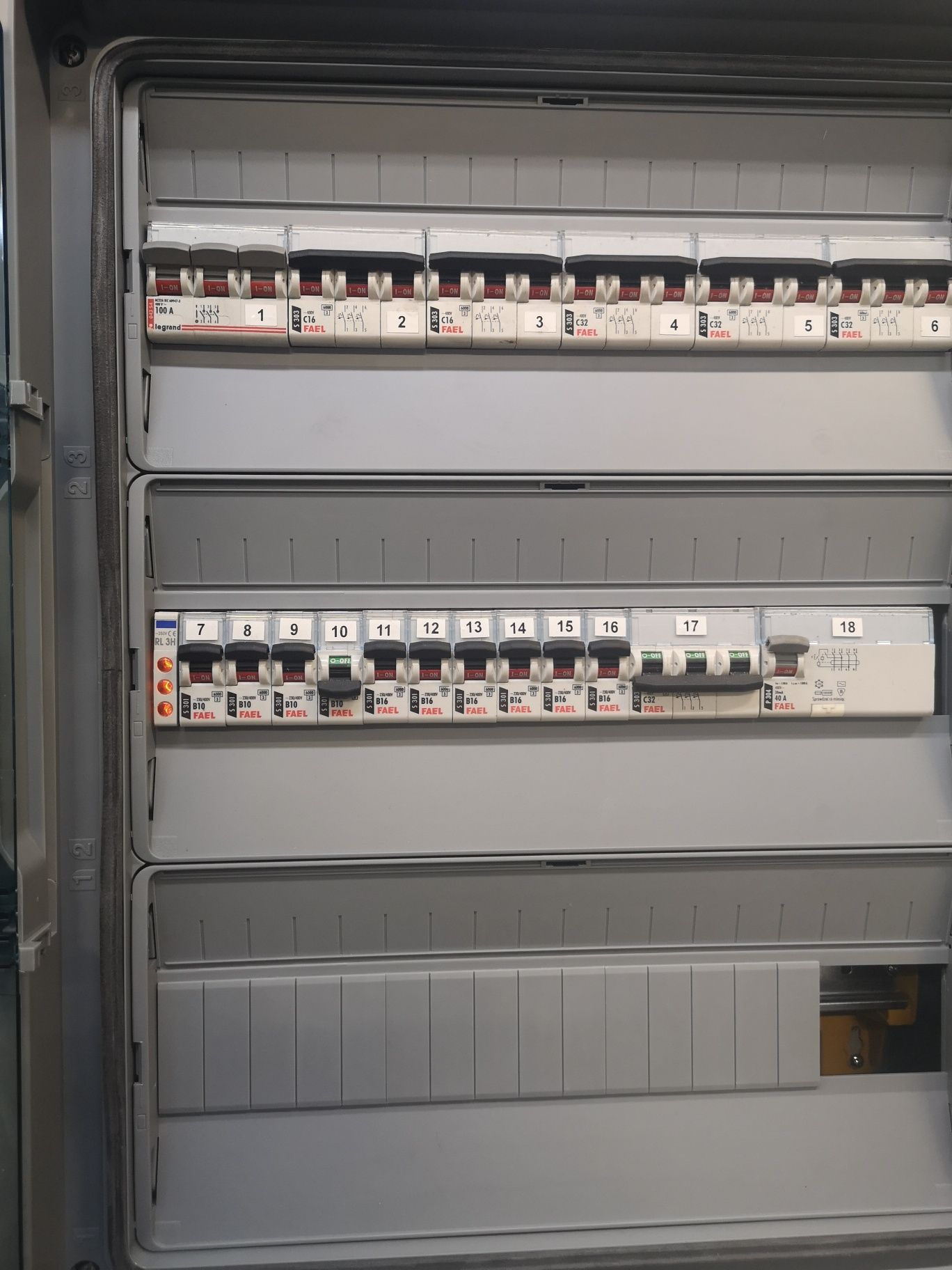 Elektryk Instalacje PV elektryczne pomiary fotowoltaika naprawa maszyn