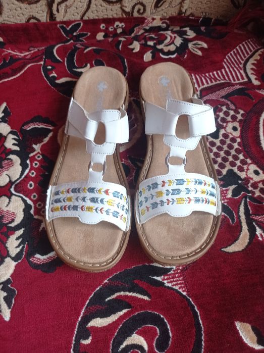 Шльопанці шкіряні