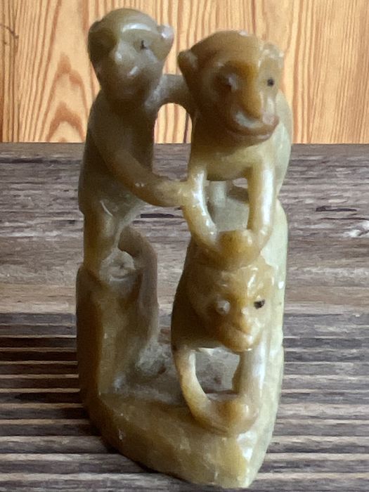 Sprzedam kamienną figurkę małpek SHANGHAI CHINA.