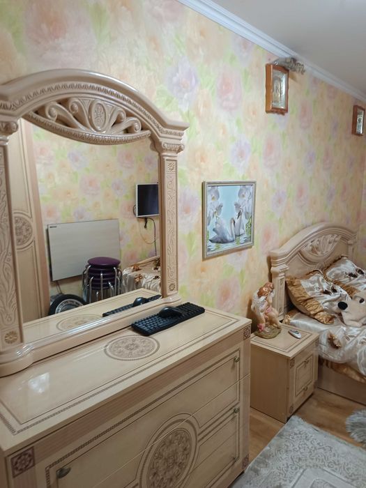 До квартири додається сарай з погребом у дворі.
І підвал під домом.