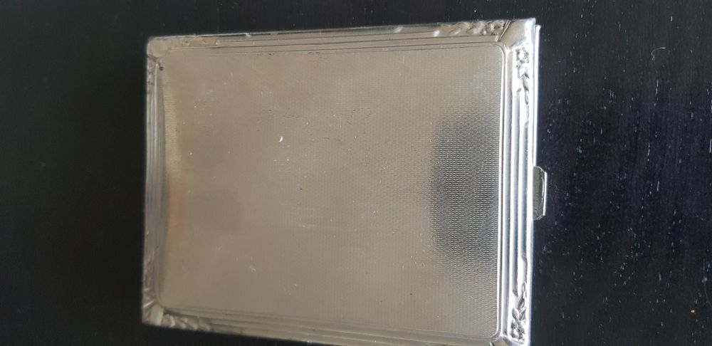 Stara papierośnica w kolorze srebra