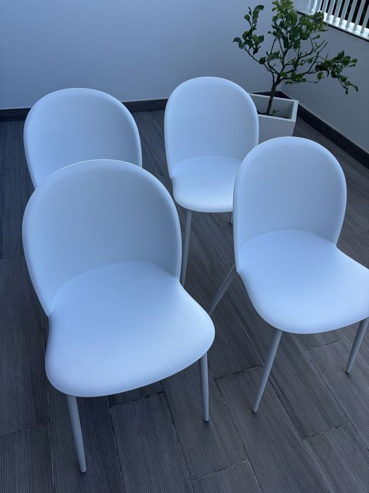 4 Cadeiras brancas como novas