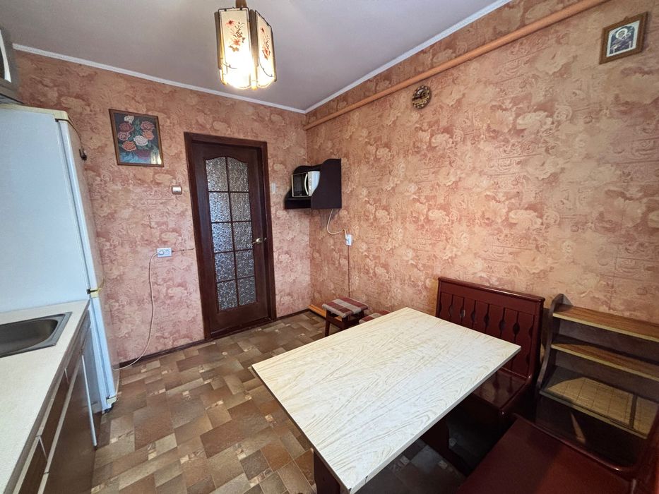 Трикімнатна квартира в районі ЦРЛ