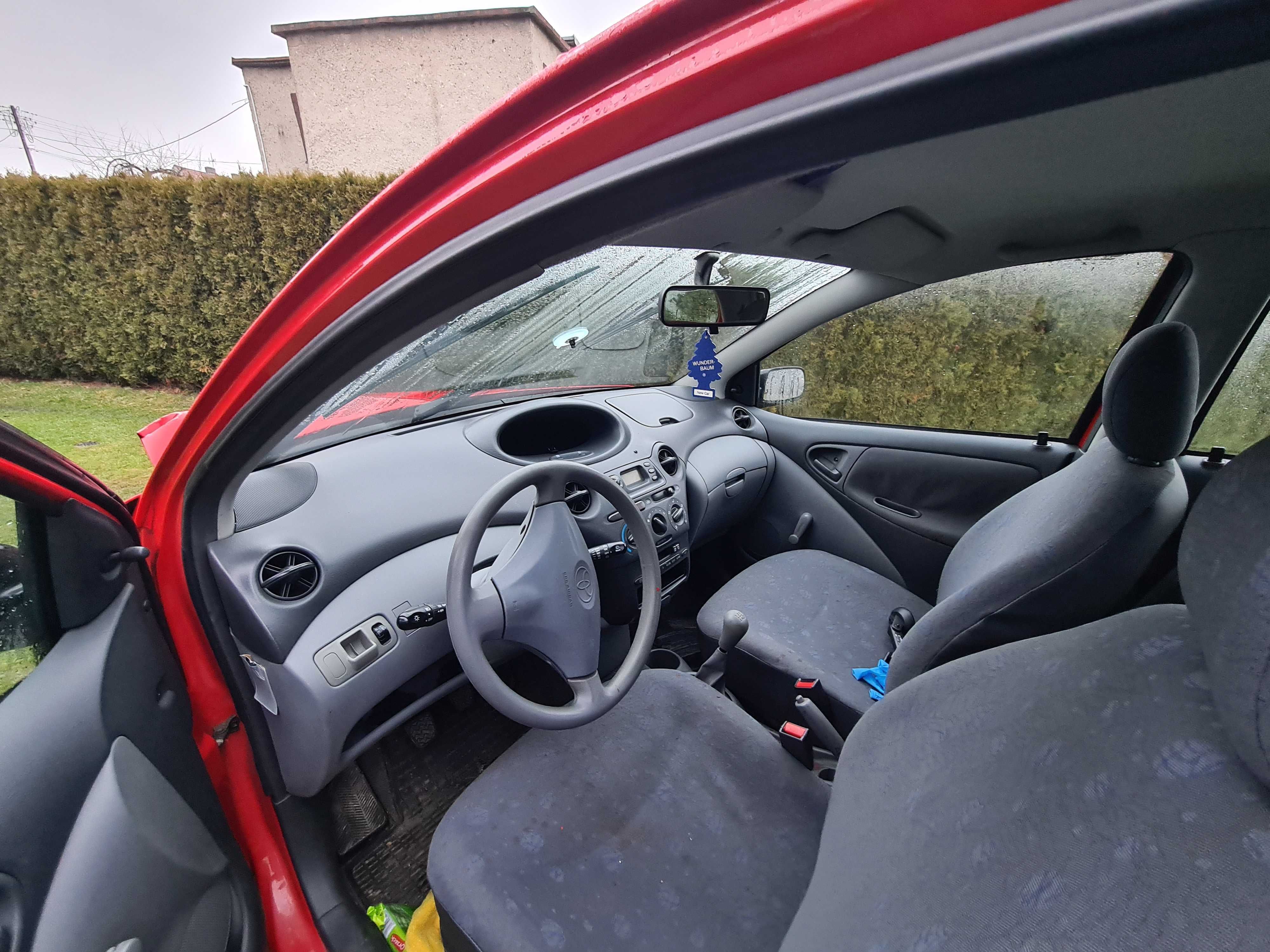 Toyota Yairs 1 2001 części elementy silnik  blacharskie idealny stan