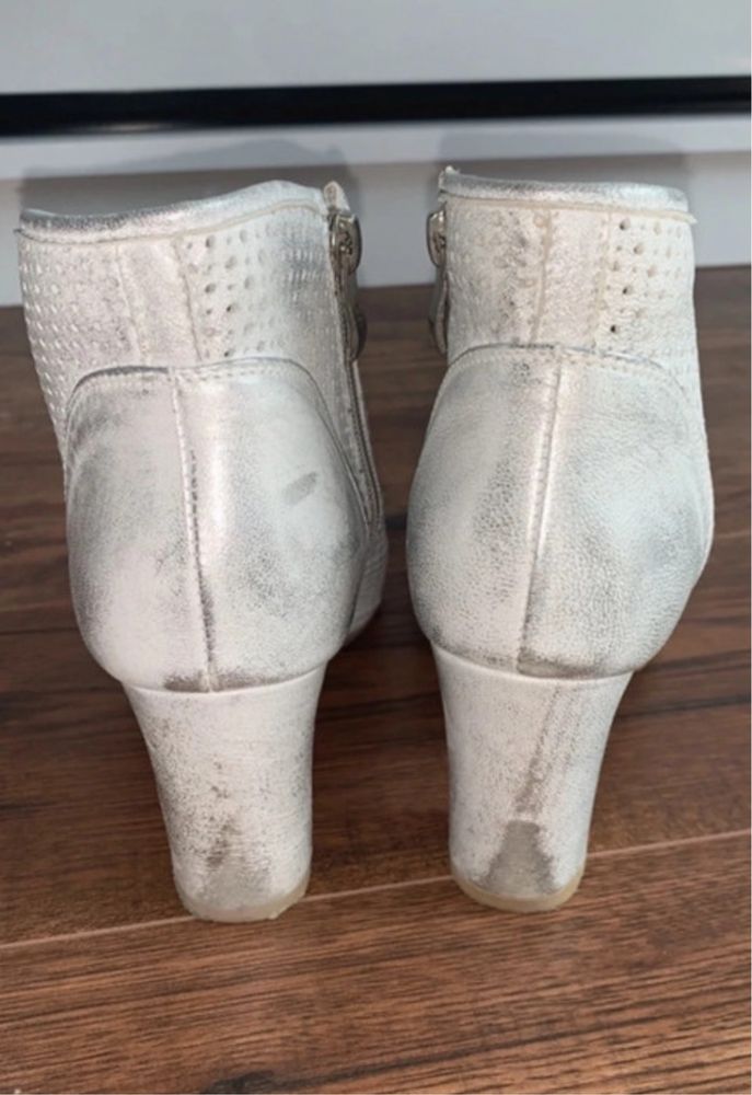 skorzane buty na obcasie z odkrytymi palcami