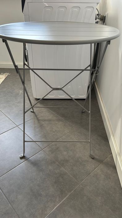 Mesa redonda desdobrável de cozinha ou varanda, cinza.