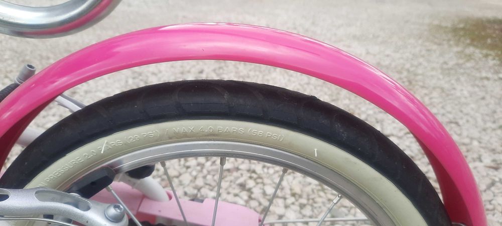 Rower B TWIN Decathlon z kółkami bocznymi i kijkiem do nauki Rowerek