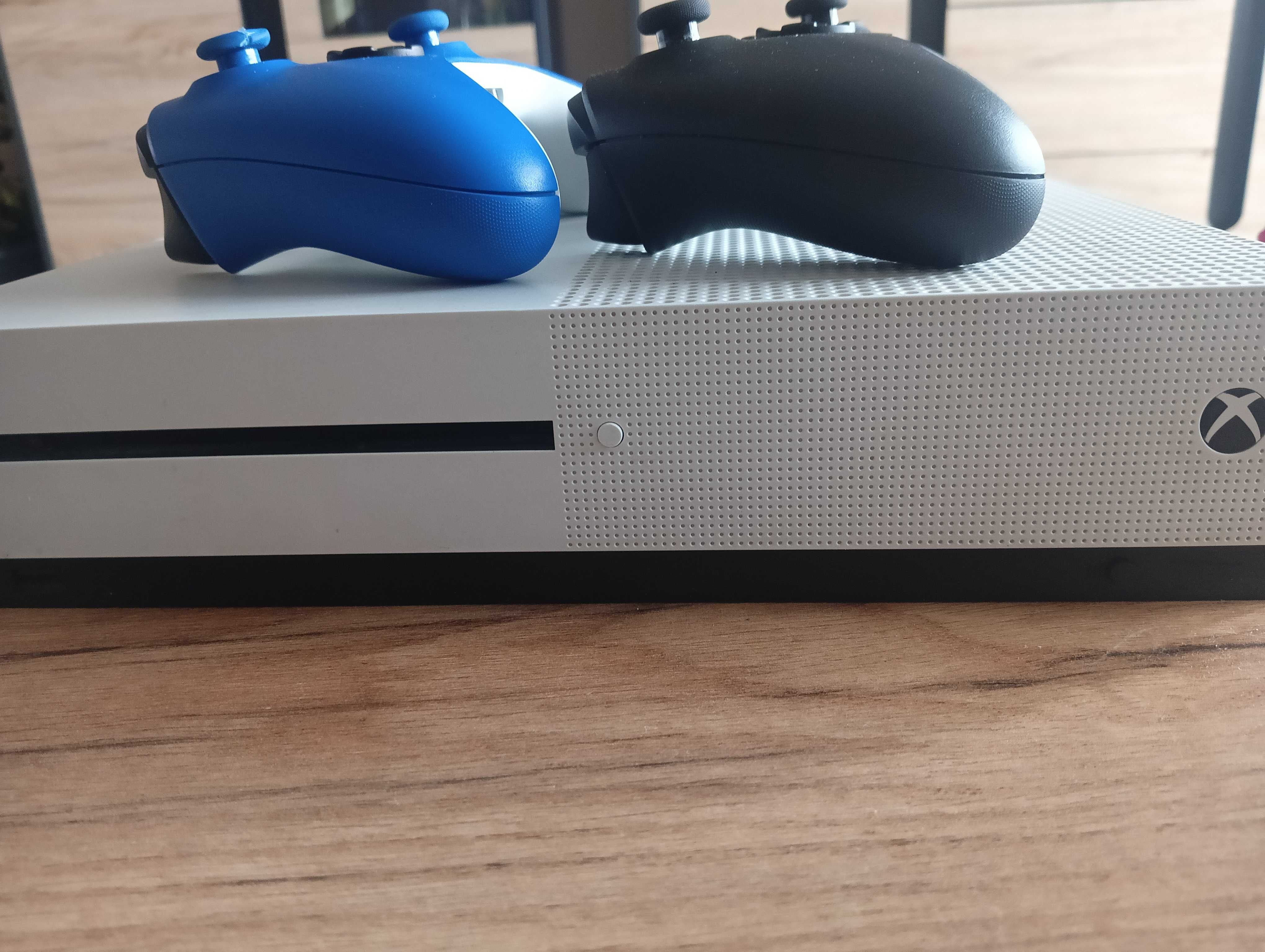 Xbox one S + 2 pady