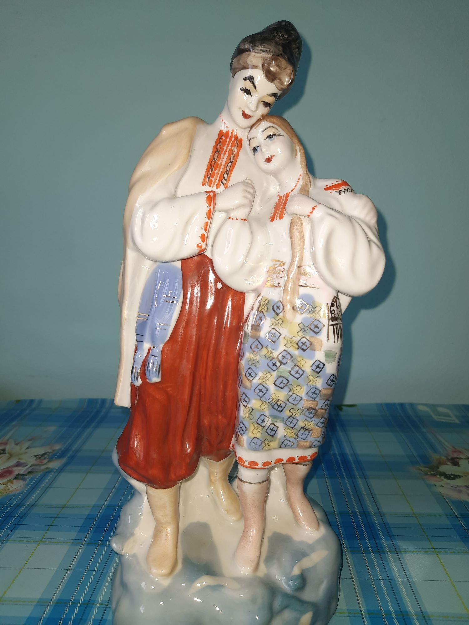 Фігурка з порцеляни "Козак і дівчина"