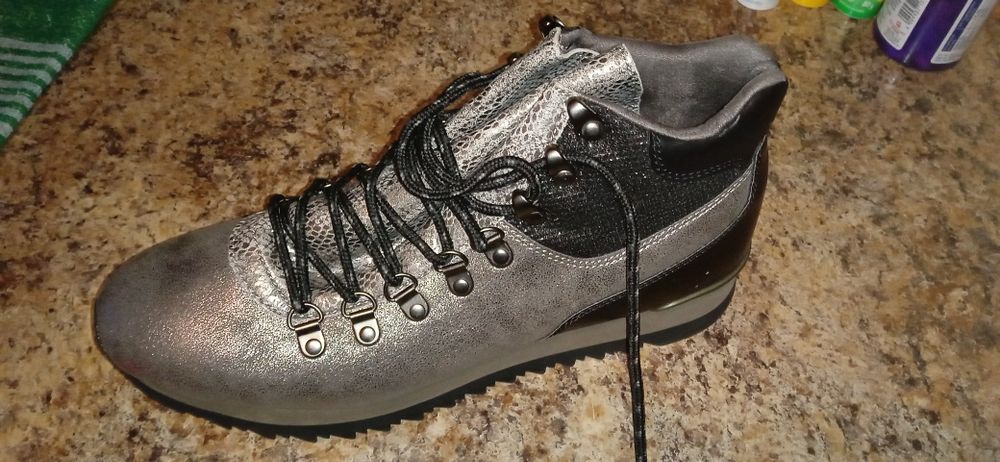 Кросівки жіночі осінні