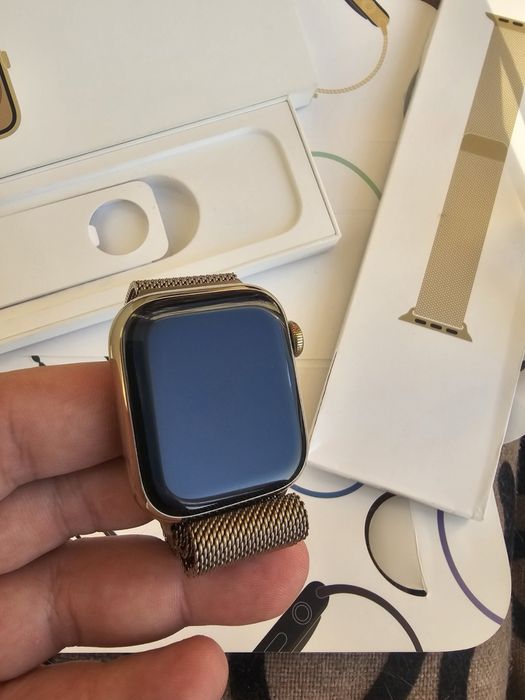 Apple Watch Series 8 GPS + Cellular 41 мм золотым миланским браслетом