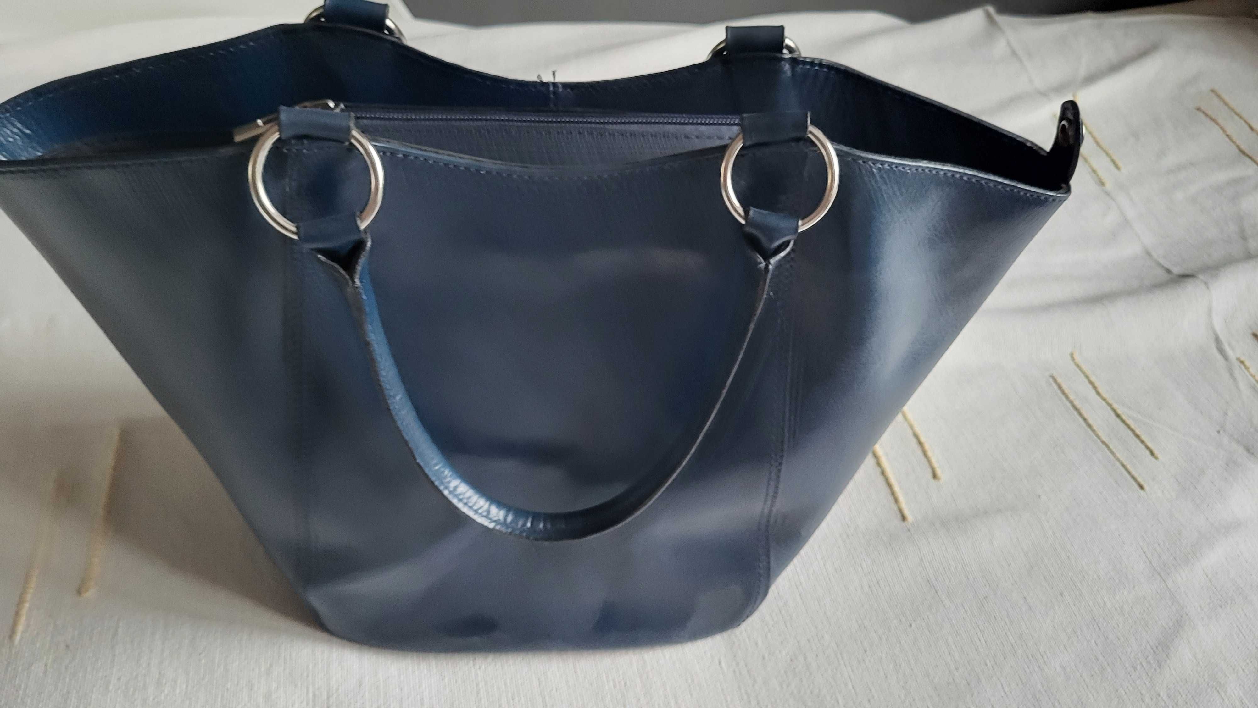 Skórzana granatowa elegancka torebka o wielu możliwościach