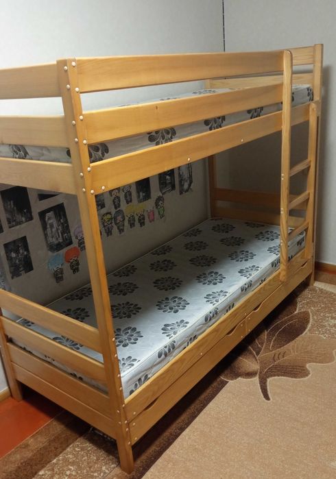 Двоярусне дерев'яне ліжко