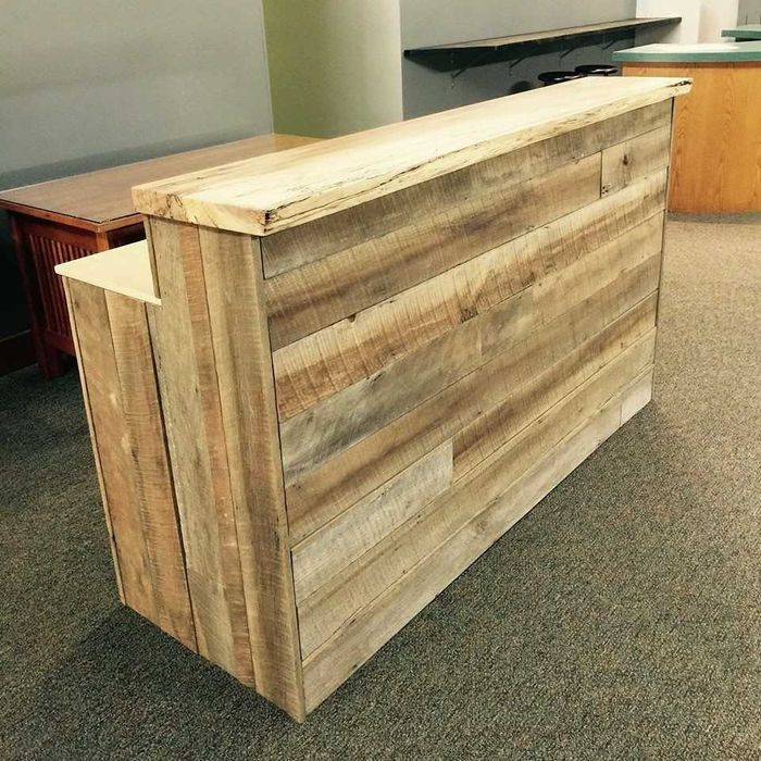 Drewniana recepcja, lada, bar