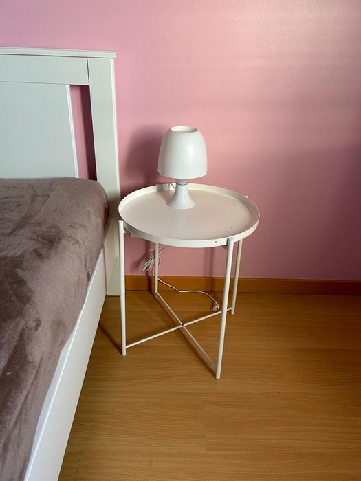 2 Mesas de cabeceira e 2 candeiros