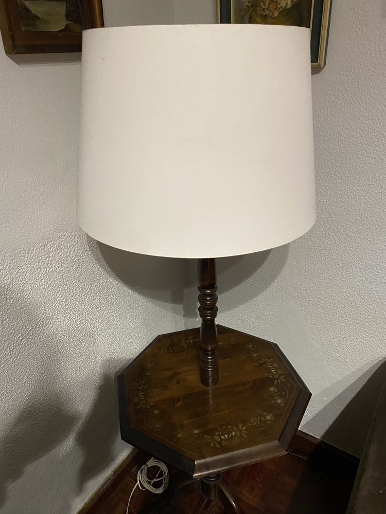 Candeeiro abajour com suporte mesa muito bonito e em excelente estado!